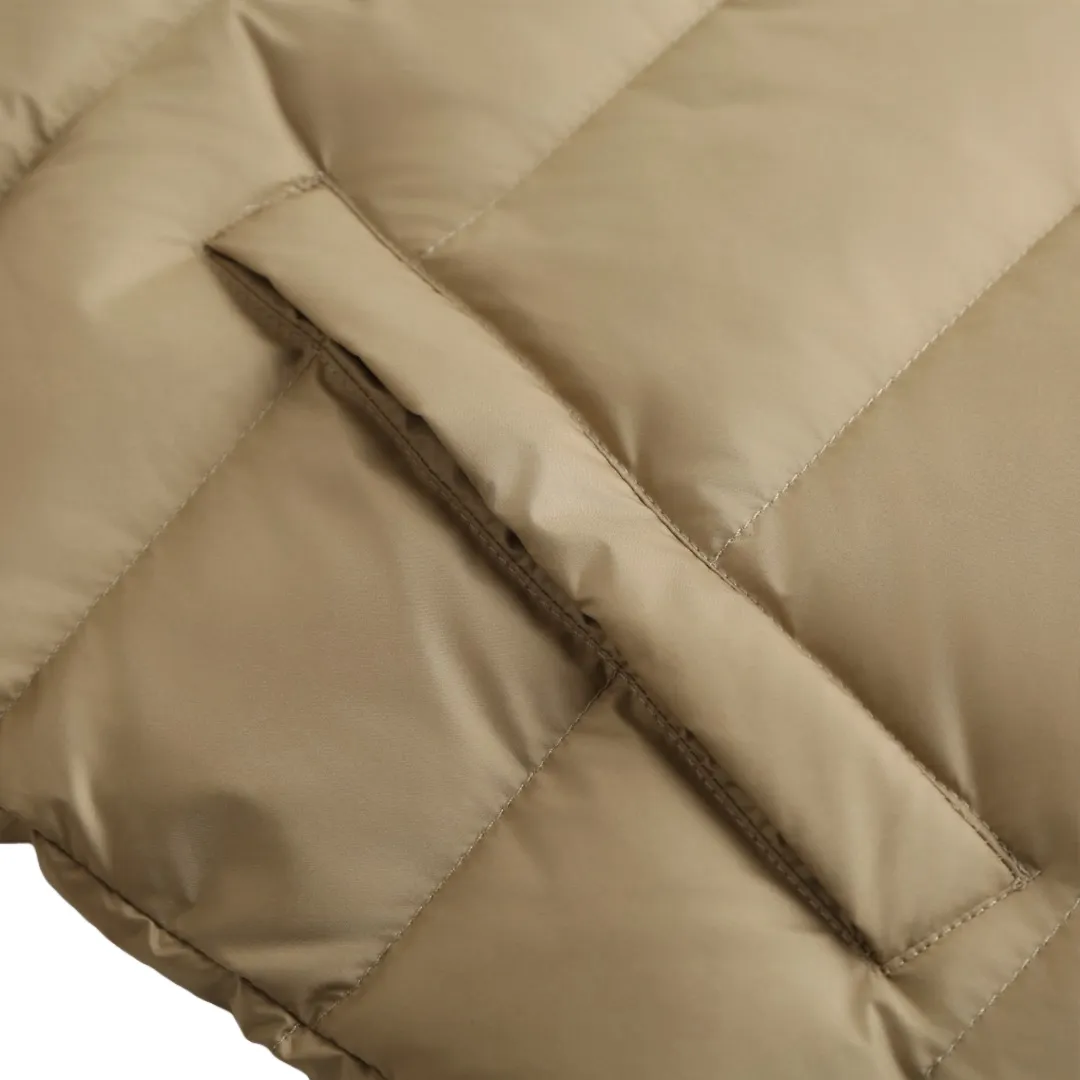P900 Ralph Lauren Pony Embroidered Stand Collar Lightweight Down Jacket (khaki) The fabric is made of nylon fabric with good windproof and waterproof properties, which can effectively block the intrusion of wind and rain from the outside and keep the inside dry. It is suitable for wearing in humid or rainy environments. The high-quality filling is made of 90 white duck down with a weight of 260g, ensuring excellent thermal insulation performance. After strict screening and processing, the velvet is not easy to get drilled, ensuring durability. The red label on the chest is made with an imported MECLO embroidery machine. The original pattern is scanned first, and then high-quality silk thread is used to make a pattern. The density effect is adjusted by continuous pattern making. The details are processed and the exquisite zipper design is simple and elegant, easy to operate. The closing design of the cuffs and hem effectively prevents the intrusion of cold wind and improves the warmth and comfort of wearing. Size:S-M-L-XL